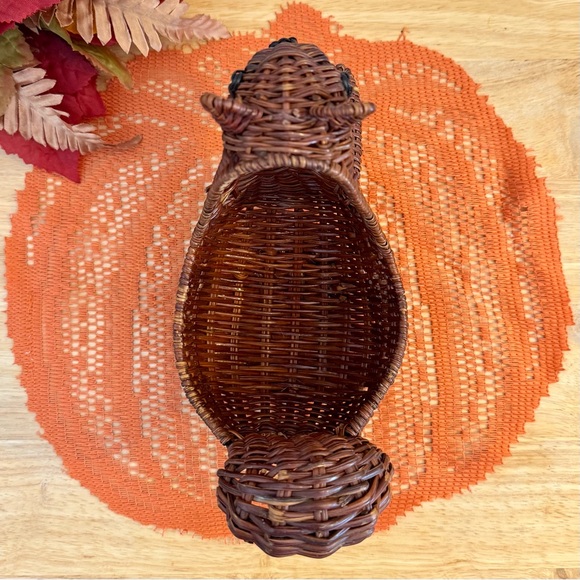 Vintage Wicker Squirrel Basket w/Wooden Acorn - Picture 4 of 6